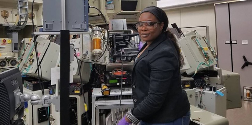 LaKesha Perry working in a laboratory